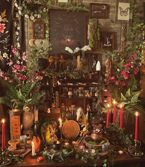 Green Gothic Aesthetic, Green Witch Altar, Green Witch Decor, Yule Altar, Hearth Witch, Gothic Cottagecore, Slavic Paganism, Fern Flower, Gold Rooms