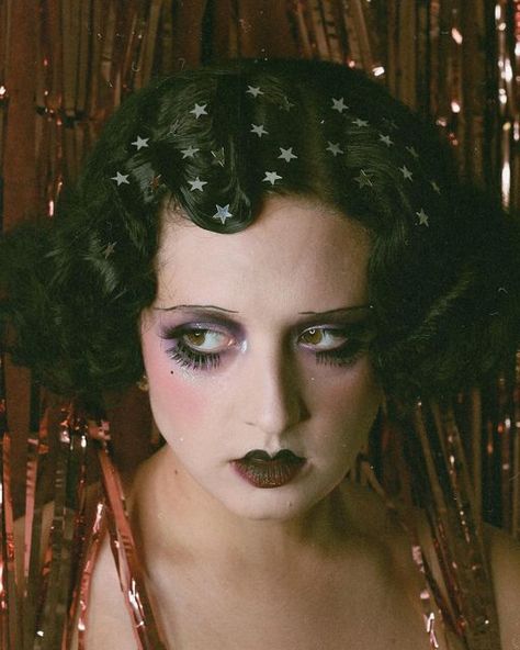 Garbo Look Makeup, Liza Minnelli Cabaret Makeup, 1920s Cabaret Makeup, Victorian Halloween Makeup, Cabaret Goth Makeup, 1920s Vamp Makeup, 1929 Makeup, 1920s Goth Makeup, Goth Rock Makeup