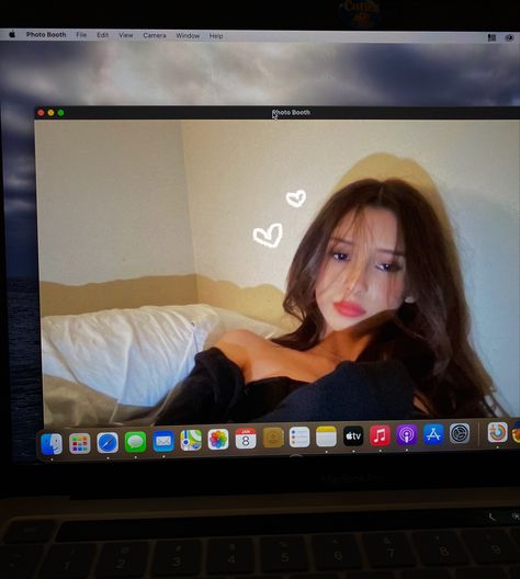 Madison Beer Macbook Selfie, Selfie With Glasses Instagram, Non Selfie Instagram Ideas, Macbook Insta Pics, Mac Book Selfies Aesthetic, Macbook Pics Ideas, Mac Selfie Aesthetic, Mac Pictures Ideas, Drawing On Selfies Ideas