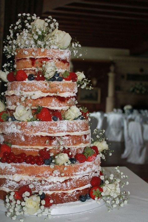 Wedding Ideas, Planning & Inspiration Victoria Sponge Wedding Cake, Sponge Wedding Cake, Bouquet Pastel, Cake Fruit, Wedding Cake Recipe, Naked Cakes, Simple Cake, Victoria Sponge, Wedding Cake Rustic