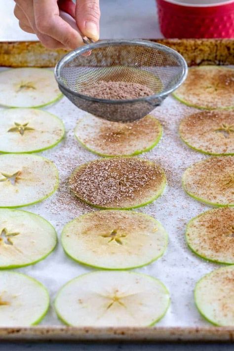 Apples Snacks, Baked Apple Chips Recipe, Baked Apple Chips, Apple Chips Recipe, Glutenfri Baking, Cinnamon Apple Chips, Apple Chips Baked, Snack Sani, Kek Lapis