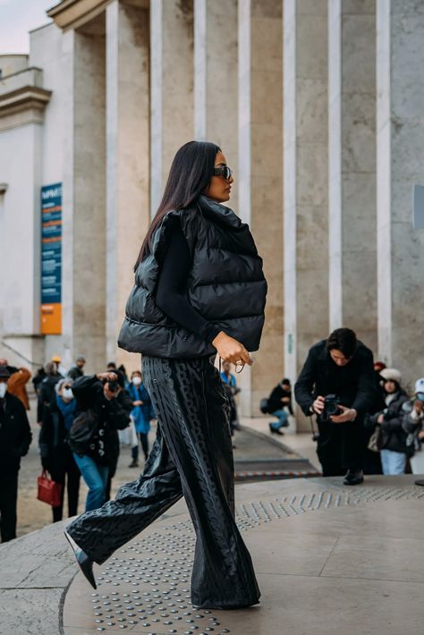 Street style: The best looks from Paris Fashion Week Fall/Winter 2022-2023 | Vogue France Paris Outfits Fall, Paris Aesthetic Fashion, Paris Street Style Fall, Street Style Fall Winter, Paris Fashion Week Street Style, Paris Outfits, Street Style Trends, Street Style Winter, Street Style Paris