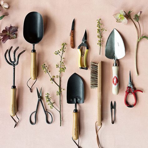 Chic & Stylish Gardening Tools Because Spring Cannot Get Here Soon Enough! Including shovels, trowels, rakes, Japanese gardening tools, watering cans, and more! #gardening #PNWgarden #seattlegarden #urbanfarming #smallgarden #frontyardgarden #smallspacegarden #organicgardening #gardeningtools Garden Flower Beds, Garden Tool Storage, Vegetable Garden Design, Front Yard Garden, Kew Gardens, Bamboo Handles, Gardening Tools, Veggie Garden, Minimalist Living