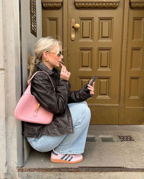 forever a pink lover🎀🤭💘🥹 | Instagram Pink Adidas Outfit, Pink Bags Outfit, Pink Sneakers Outfit, Pink Shoes Outfit, Adidas Gazelle Outfit, Trainers Outfit, Purse Outfit, Samba Outfit, Adidas Spezial