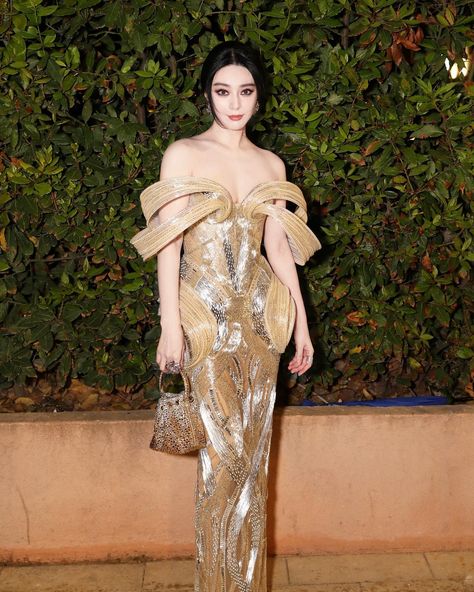 Fan Bingbing 范冰冰 | Dressed up for the Charles Finch Dinner. | Instagram Fan Bingbing, Celebrity Kids, Fairytale Dress, Cocktail Evening Dresses, Gorgeous Gowns, May 21, Evening Attire, Mean Girls, Gold Dress