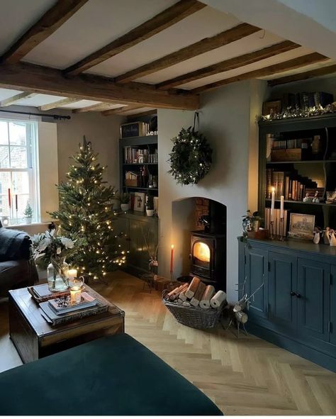 2023 Decorations, Christmas Interior Design, Cottage House Interior, Teal Living Rooms, English Cottage Decor, Cosy Living, Living Room Decor Fireplace, Cottage Interior, Cottage Christmas