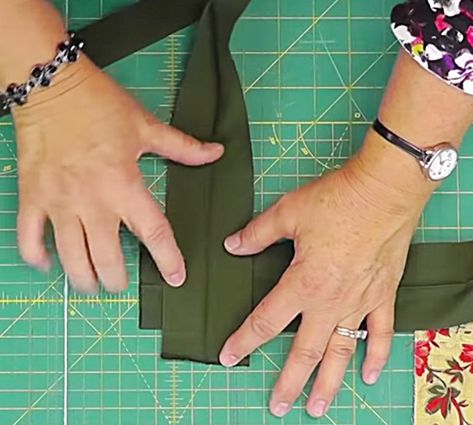 Quilt Binding Tutorial: Jenny Doan Of Missouri Star Quilting Company https://diyjoy.com/binding-tutorial-jenny-doan-missouri-star-quilting/ Missouri Star Quilt Binding Tutorial, Couture, Patchwork, Jenny Doan Quilt Tutorials, Binding Hacks, Tshirt Quilt Tutorial, Applique Quilts Tutorial, Jenny Doan Tutorials, Quilting Hacks