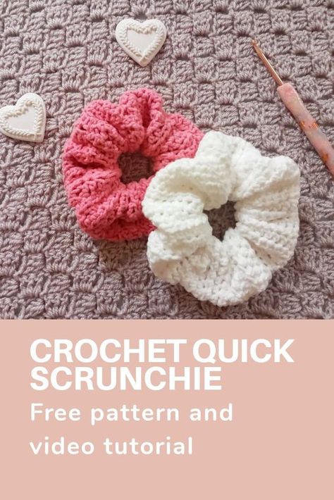 Crochet this beautiful and easy crochet scrunchie. The free pattern and video tutorial can be found on my blog and YouTube channel (Selina Veronique Crochet). This simple crochet scrunchie project is quick and easy, perfect for beginners. #scrunchie #crochetscrunchie #diyscrunchie #easycrochet #beginnercrochet #scrunchie Scrunchie Pattern, Small Crochet Gifts, Crochet Project Free, Crochet Hairband, Crochet Scrunchie, Quick Crochet Projects, Crochet Easy, Crochet Bows, Crochet Headband Pattern