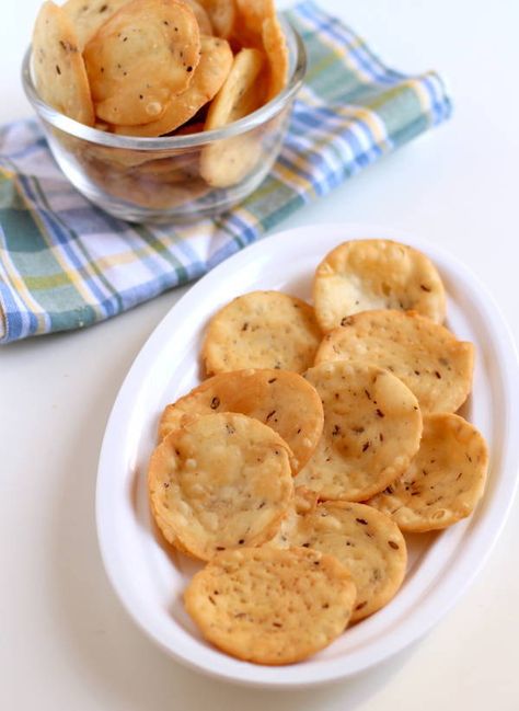 Farsi puri recipe: Crispy Gujarati snack recipe made from maida, served during Diwali festival. Farsi poori recipe with steps pictures. Farsi Puri, Crispy Snacks, Gujarati Cuisine, Gujarati Snacks, Puri Recipe, Diwali Snacks, Puri Recipes, Gujarati Food, Diwali Food