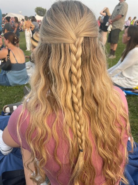 How To Do Mamma Mia Hair, Wavy Hair With Plaits, Sophie Mamma Mia Hair, Mamma Mia Aesthetic Hairstyles, Mamma Mia Hair Tutorial, Half Braid Half Down, Braided Half Up Half Down Hairstyles, Mamma Mia Hairstyles Tutorial, Mama Mia Hairstyles