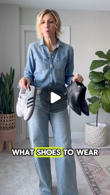 Baggy Jeans And Shoes, How To Style Ankle Jeans, Baggy Jeans Outfit Dressy, Wide Leg Jeans Shoes Style, Shoes To Wear With Baggy Jeans, Shoes For Baggy Jeans, What Shoes To Wear With Jeans, Shoes With Baggy Jeans, What Shoes To Wear With Wide Leg Jeans