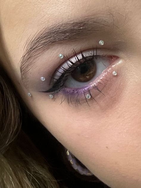 Guts Eye Makeup, Purple Jewel Eye Makeup, Olivia Rodrigo Concert Hair Ideas, Olivia Rodrigo Makeup Looks Guts Tour, Make Up Concert, Gem Eye Makeup, Concert Makeup Ideas, Eye Makeup With Gems, Olivia Rodrigo Makeup