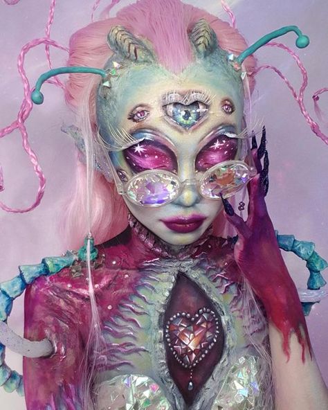 Alien Alien, Alien Makeup, Funky Makeup, Drag Makeup, Cool Makeup Looks, Horror Movie Characters, Crazy Makeup, Creative Makeup Looks, Sfx Makeup