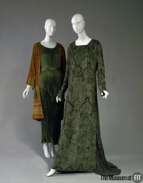 Mariano Fortuny (1871-1949), Evening dress, c.1928-1934 & Coat, c 1927 - A.lain R. T.ruong Fortuny Dress, Mariano Fortuny, Medieval Gown, Spanish Fashion, Velvet Gown, Fashion Institute, 1920s Fashion, Historical Dresses, Historical Clothing