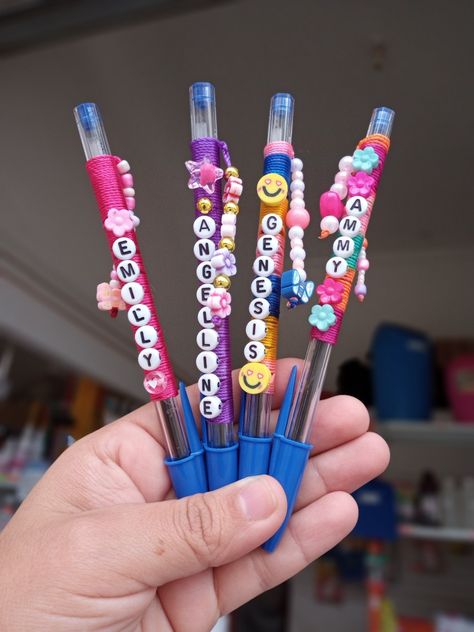 Pencil Topper Crafts, Unique Stationary, Crochet Dinosaur Patterns, Pen Toppers, Pencil Crafts, Cute Stationary School Supplies, Diy Projects Gifts, Diy Pencil, Bead Crafts Diy