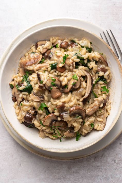 Risotto Dinner, Vegan Mushroom Risotto, Italian Side Dishes, Vegan Risotto, Creamy Risotto, How To Make Risotto, Mushroom Risotto Recipes, Dinner Then Dessert, Mushroom Recipe