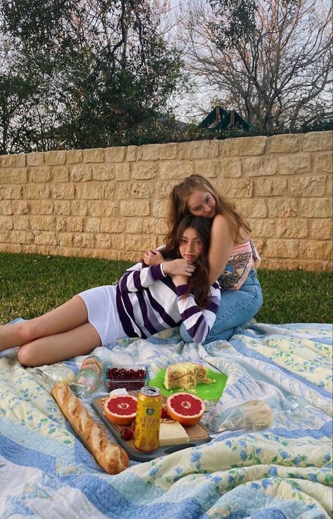 Picnic Ideas Pictures, Picnic With Best Friend, Bestie Picnic Ideas, Picnic Poses Photo Ideas Friends, Picnic Best Friend, Picnic Pictures Ideas, Picnic Aesthetic Photoshoot Friends, Picnic Photo Ideas Instagram, Cute Picnic Ideas For Friends