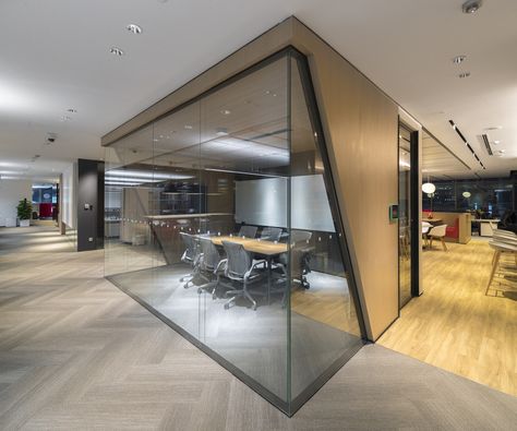 Office Partitions Wall, Glass Partition Designs, Glass Office Partitions, Meeting Room Design, Outfit Office, Industrial Office Design, Office Design Inspiration, Modern Office Space, Office Interior Design Modern