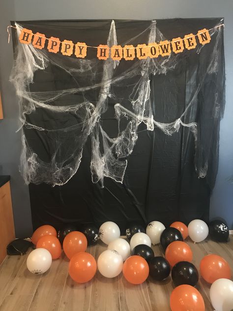 Diy Halloween Backdrop, Photos Backdrop, Halloween Party Backdrop, Creepy Halloween Party, Halloween Themed Birthday Party, Halloween Party Photo, Dekorasi Halloween, Halloween Photo Booth, Photo Halloween