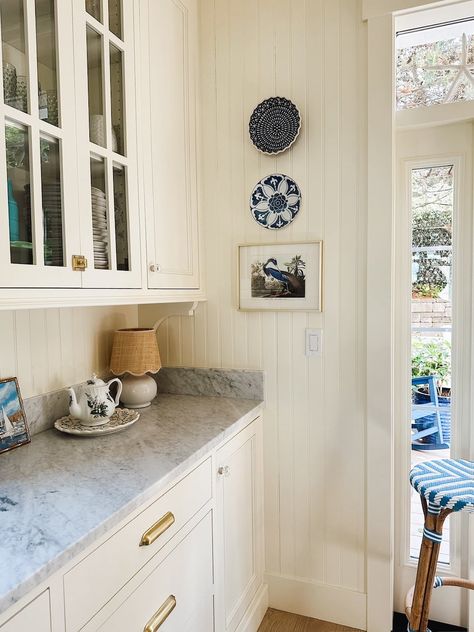 Cape Cod Cottage Kitchen, Coastal Traditional Kitchen, Cottage Inspired Kitchen, Florida Cottage Interior, Grandmillenial Kitchen, Refrigerator Room, Beach Cottage Kitchen, Coastal Cottage Kitchen, New England Kitchen