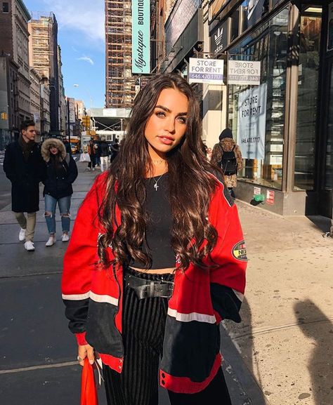 pinterest // sunriseblues Red Windbreaker Outfit, Cartia Mallan, Windbreaker Outfit, Red Windbreaker, Moda Jeans, Looks Style, Perfect Day, Fashion Killa, Outfits Casuales