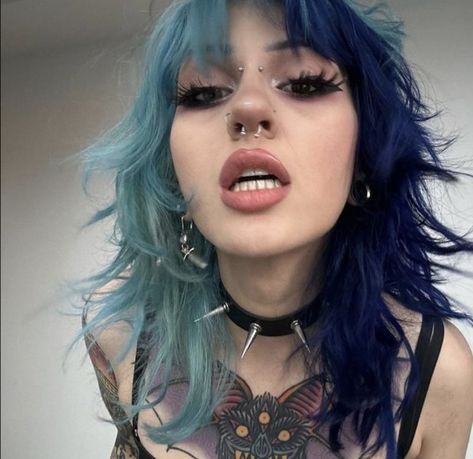 Heart Eyeliner, Best Hair Dye, Split Dyed Hair, Zoe Laverne, Hair Inspiration Short, Dyed Hair Inspiration, Split Hair, Pretty Hair Color, Hair Color Ideas For Brunettes