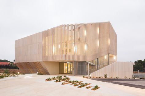 Espace Guy Môquet - Oeco architectes Cultural Center Architecture, External Staircase, Smooth Concrete, Youth Hostel, Youth Center, Wood Architecture, Dance Hall, Cultural Center, Iron Age