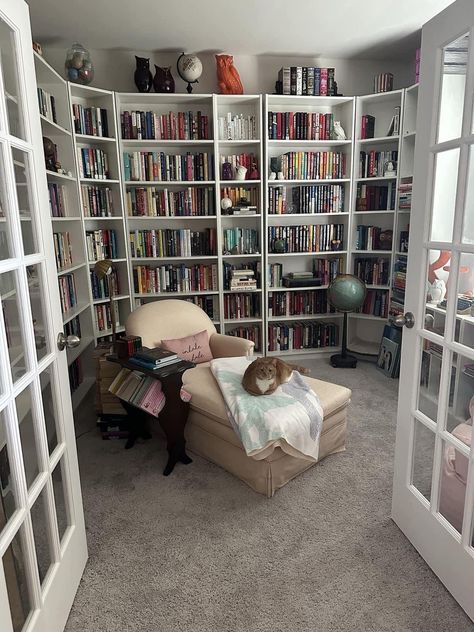 Cozy Home Library, Home Library Rooms, Bookshelf Inspiration, Home Library Design, Casa Vintage, Dream House Rooms, Home Libraries, Dream Room Inspiration, Home Library