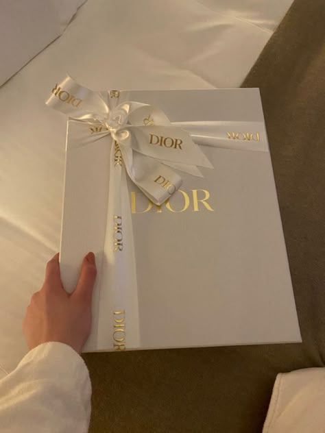 Gift Ideas Aesthetic, Rich Gifts, Best Amazon Gifts, Luxury Birthday Gifts, Dior Aesthetic, Luxury Birthday, Luxury Christmas Gifts, Expensive Gifts, Fancy Gifts