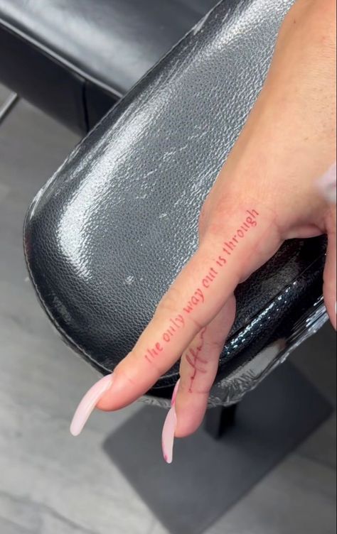 PIN: elianox | IG: erynmaund_ Basic Tattoos, Cute Hand Tattoos, Pretty Hand Tattoos, Writing Tattoos, Tattoos Geometric, Tattoos For Black Skin, Red Ink Tattoos, Pretty Tattoos For Women, Dope Tattoos For Women