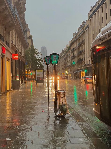 Rainy Uk Aesthetic, Paris Rain Aesthetic, Rainy Europe, Paris Raining, Marianne Core, Rainy Paris Aesthetic, Paris Streets Aesthetic, Aesthetic London Pictures, Rainy London Aesthetic