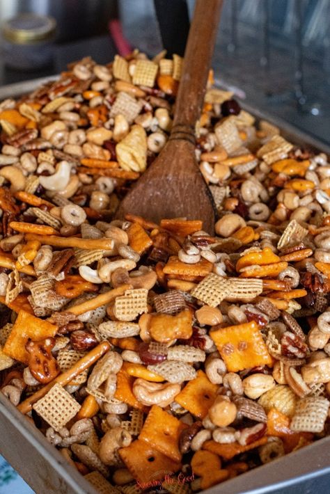 Homemade Chex Mix Recipe, Homemade Chex Mix, Texas Trash, Bagel Chips, Homemade Food Gifts, Chex Mix Recipes, Snack Mix Recipes, Sweet Heat, Chex Mix