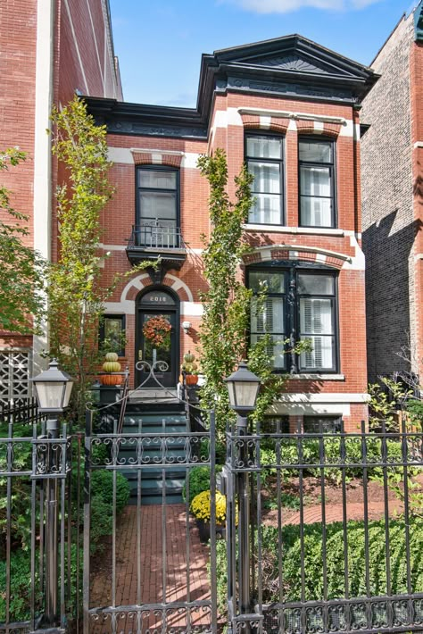 Brooklyn Townhouse Exterior, Chicago Lincoln Park House, Lincoln Park Chicago Houses, Chicago Home Exterior, Chicago House Exterior, Chicago Brownstone, Traditional Townhouse, Chicago Townhouse, Brownstone Homes