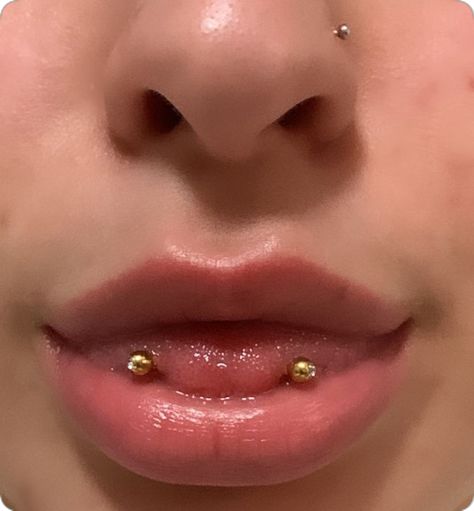 Snake eye tongue piercing. 
#snakeeyes #piercings #tonguepiercings #snakeeye #snaketonguepiercing #piercingbar Fun Nose Piercings, Gold Tounge Piercings, Single Snake Bite Piercing, Gold Piercings Aesthetic Face, Snake Eye Piercing Tongue, Snake Eyes Piercing Aesthetic, Snake Bites Aesthetic, Gold Tongue Piercing, Snake Tongue Piercing