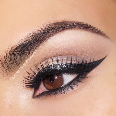 Sparkly Cat Eye-I like the sparkles on the centre of the lid, not extending out the full length... Eyeliner Designs, House Of Lashes, Long Lasting Eyeliner, Glitter Eyeliner, Beautiful Eye Makeup, Black Eyeliner, Cute Makeup, Black Glitter, Beautiful Makeup