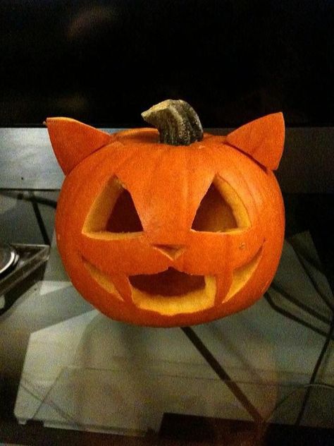 Non Scary Pumpkin Carving Ideas, Vintage Halloween Decorations Outdoor, Creative Pumpkin Carving Contest, Pumpkin Cravings Ideas Creative, Adult Halloween Crafts, Carved Pumpkin Ideas, Halloween Decor Crafts, Labu Halloween, Veselý Halloween