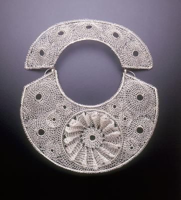 Arline Fisch, Medallion Halo, 2007, necklace, fine silver, sterling silver, 27.9 x 31.8 cm, photo: Will Gullette Metal Crochet, Wire Knitting, Hanging Gardens, Wire Crochet Jewelry, Knit Bracelet, Wire Crochet, Crochet Collar, Large Jewelry, Crochet Art