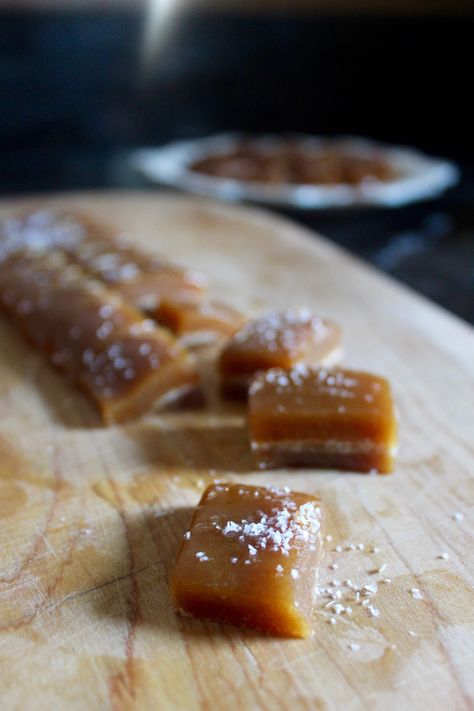 Soft Caramels Recipe, Homemade Caramel Candy, Caramels Recipe, Soft Caramels, Microwave Caramels, Caramel Candies, Sea Salt Caramels, Caramel Recipe, Homemade Candy