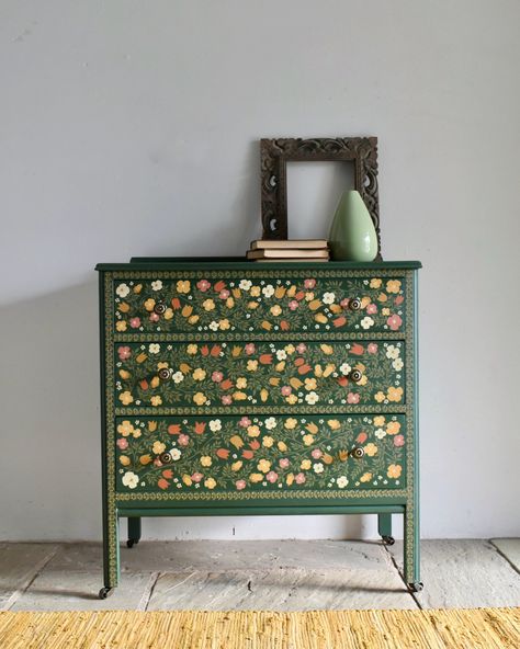 Green folk drawers Hand Painted Dressers, Sustainable Decor, Hemma Diy, Vintage Drawers, Painted Drawers, Green Furniture, Painted Dresser, Vintage Dressers, Furniture Renovation