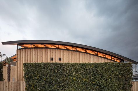 curved wood lattice roof hangs above nasca's blue sky nursery school in japan Curved Roof Design Architecture, Arch Roof Design, Roof Plans Architecture, Barrel Roof Architecture, Curved Roof Architecture, Curved Roof Design, Lattice Roof, Curved Building, School In Japan