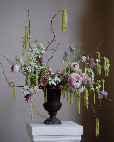 Flower Arrangement Designs, Ikebana Flower Arrangement, Diy Arrangements, Flower Installation, Flower Vase Arrangements, Flower Therapy, Vase Arrangements, Flower Display, Deco Floral