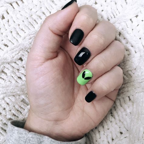 Short Space Nails, Simple Nail Designs Green, Alien Nails Short, Alien Theme Nails, Alien Nails Design Short, Nails No Chip, Nail Designs Alien, Alien Gel Nails, Alien Nail Art Design