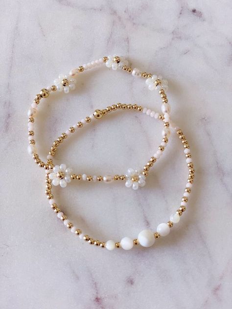 Pearl Friendship Bracelet, Etsy Shop Aesthetic, Bracelet Photography, Girly Items, Kalung Manik-manik, Anting Manik, Girly Bracelets, Bridal Bracelet Pearl, Jewellery Diy