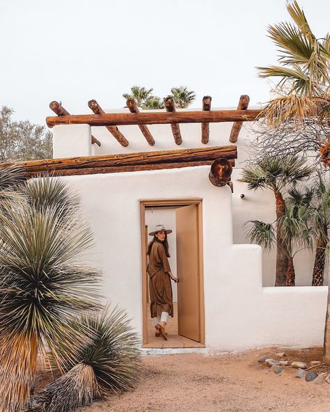 "The lifestyle here is slow, centered around hikes in the national park, spotting local wildlife and native plants, and witnessing the most vibrant sunrises and sunsets along with starry night skies," says Sara. Fasad Design, Joshua Tree House, Adobe Home, Arizona City, Arizona House, Desert Decor, Desert Living, Adobe House, Santa Fe Style