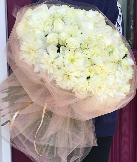 Tulle Bouquet, All White Bouquet, Hand Tied Bouquet, Bouquet Flower, Bouquet Wrap, Bouquet Ideas, Happy Birthday Gifts, White Bouquet, Cellphone Wallpaper