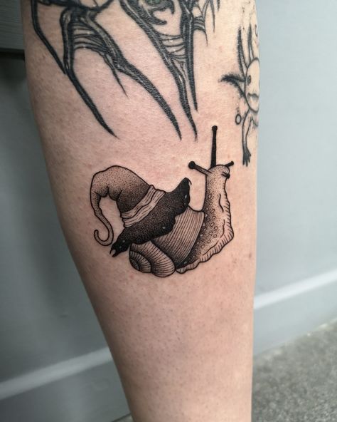 Snail Skull Tattoo, Snail Tattoo Ideas, Sea Slug Tattoo, Snail Tattoo Design, Fairycore Tattoo, Shin Tattoos, Palm Size Tattoos, Witchy Tattoos, Snail Tattoo