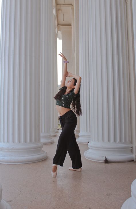 Dance Poses For Pictures Outside, Pointe Shoe Poses, Simple Pointe Poses, Pointe Dance Photography, Pointe Photography Poses, Easy Pointe Poses, Pointe Pictures Poses, Point Shoes Photography, Dance Picture Poses Easy