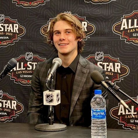 jack hughes pic of the day on Twitter: "https://t.co/vrqd9h9CgV" / Twitter Husband Aesthetic, Michigan Hockey, Trevor Zegras, Hughes Brothers, Band Au, Jack Hughes, Blue Eyed Men, Hot Hockey Players, Greek Tragedy