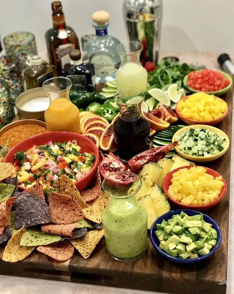 Margarita Board, Mango Jalapeno Salsa, Margarita Night, Dessert Taco, Easy Homemade Salsa, Salsa Verde Chicken, Charcuterie Inspiration, Dip Recipes Easy, Mango Puree