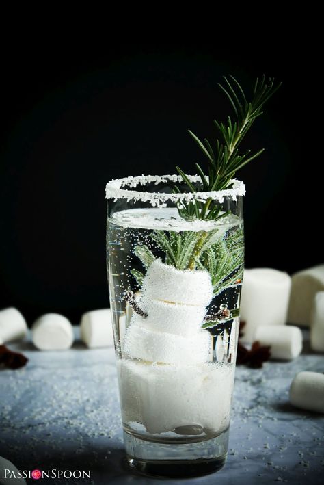 Birthday Aesthetic Winter, Toasted Marshmallow Cocktail, Marshmallow Cocktail, Winter Wonderland Cocktail, Snow Cocktail, Winter Martini, Winter Themed Cocktails, Snowman Cocktail, Christmas Themed Cocktails